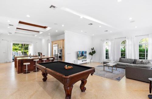South Lake Villa | Luxurious 5BR and 3BA Lakefront Villa near Beach