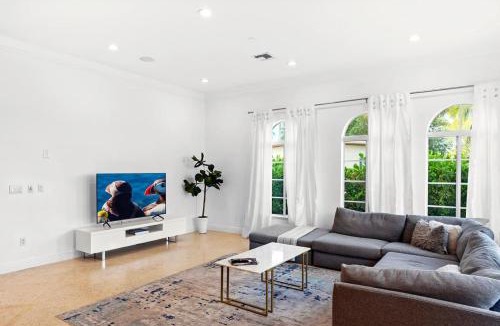 South Lake Villa | Luxurious 5BR and 3BA Lakefront Villa near Beach