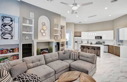 Downtown Hollywood House | Luxurious 6BR Close to Beach with Pool/Game Room