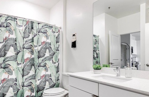 Richmond Apartment | Luxurious and sleek condo with great amenities!