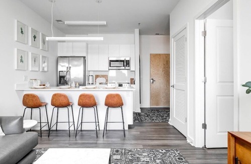 Richmond Apartment | Luxurious and sleek condo with great amenities!