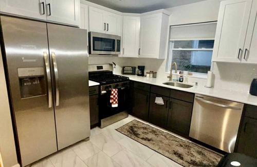 Irvington House | Luxurious, Cozy and Spacious 6-bedroom escape with parking sleeps up to 16.
