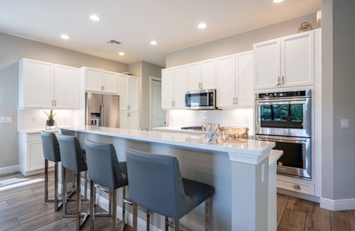 Parkland House | Luxurious Family Home - Spacious Kitchen & BBQ