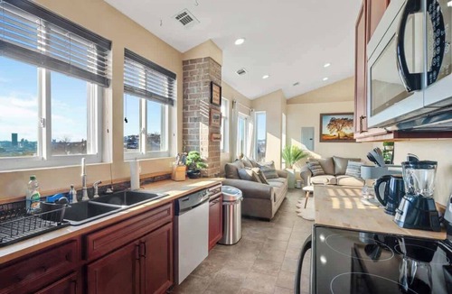 Millvale House | Luxurious Hideaway with a Skyline View