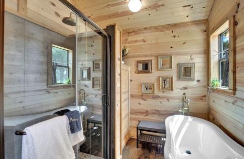 Fredericksburg House | Luxurious & Intimate Cottage in Fred Wine Country!