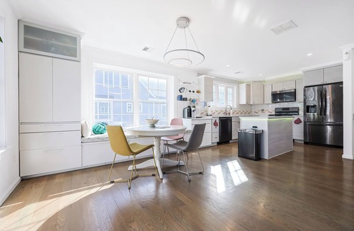 Quincy House | Luxurious Modern Smart Home in Quincy, near Beach and Boston