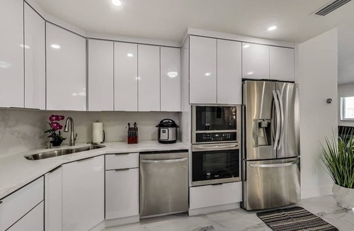 Hialeah House | Luxurious Tropical Private Oasis by Mia Airport