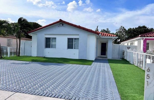 Hialeah House | Luxurious Tropical Private Oasis by Mia Airport