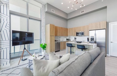Northeast Miami Apartment | Luxury 1 Bedroom Den Modern Condo In Design District in Miami