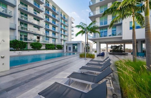 Northeast Miami Apartment | Luxury 1 Bedroom Den Modern Condo In Design District in Miami