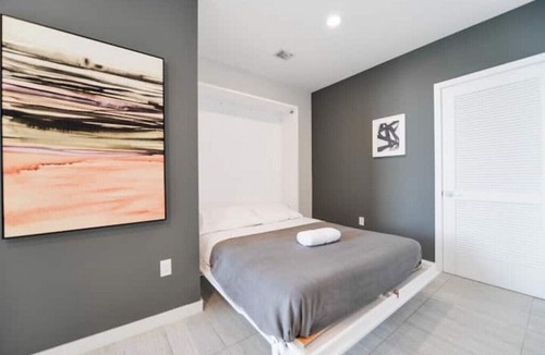Northeast Miami Apartment | Luxury 1 Bedroom Den Modern Condo In Design District in Miami