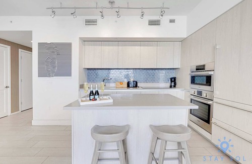 Hollywood South Central Beach Apartment | Luxury 1Br -Front Intracoastal | Balcony+ Pools