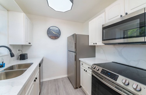 Middle River Terrace Apartment | Luxury 2 Bd Apt - Quick drive to Downtown & The Beach