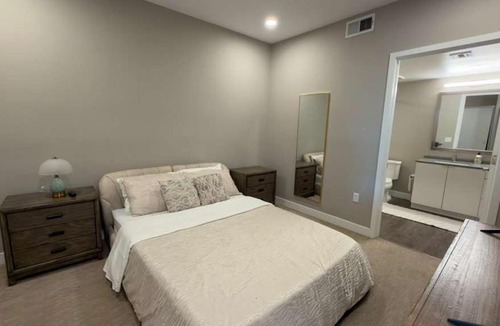 Hollywood Apartment | Luxury 2 bdrm Hollywood sign view