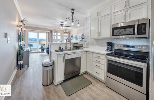 Smith Mountain Lake Resort | Luxury 2 bedroom Waterfront Balcony Mariners Landing w/ Amenities