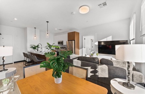 Everett Apartment | Luxury 2bd/2ba in Everett 6cyz
