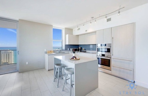Hollywood South Central Beach Apartment | Luxury 2Br| Front Ocean| Bay View| Amazing Pools