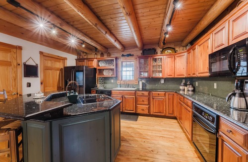 South Mountain Cabin | Luxury 3 Bedroom Log Cabin in Snowshoe Resort’s Hawthorne Valley - Sleeps 8 - 10