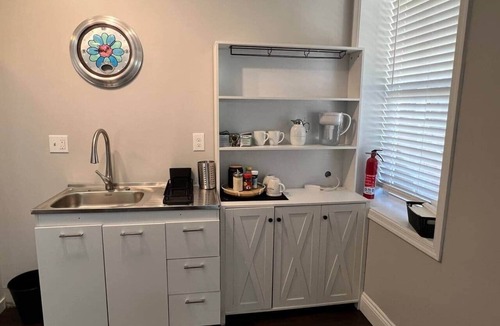 Nauck House | Luxury 3 BR 1.5 Baths Lower Level Unit: Nonsmoking