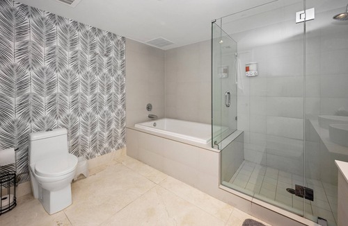 Hallandale Beach Resort | LUXURY 3B 3B RESORT CANAL,OCEAN,CITY VIEWS BEACH SERVICE