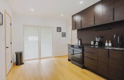 Central-Maverick Square - Paris Street Apartment | Luxury 3BD Short Walk to Airport