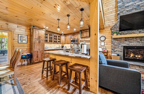 Austinburg Cabin | Luxury 3BR Authentic Log Cabin Retreat w/Hot Tub-Near Wineries, GOTL & Spire
