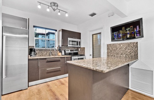 The Roads House | Luxury 4 Bed/4 Bath Sleeps 10 With Pool & Parking in Miami