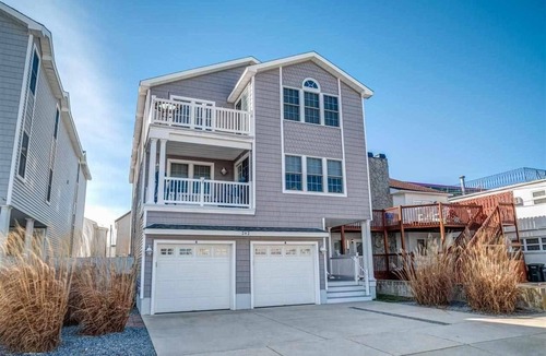 Wildwood Condo | Luxury 4 Bedroom Condo Just 1 Block from Beach, Boardwalk and Convention Center
