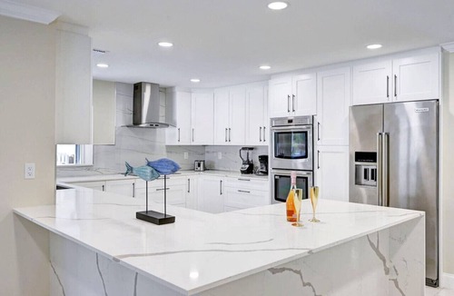 Hollywood Lakes Villa | Luxury 5BR/3BA Villa Walk to Hollywood Beach