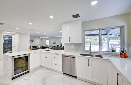 Hollywood Lakes Villa | Luxury 5BR/3BA Villa Walk to Hollywood Beach