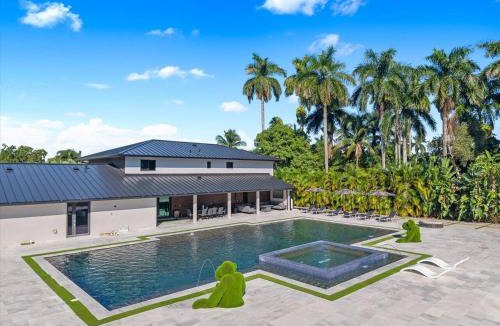 Golden Glades House | Luxury 6BR Estate with Heated Pool and Huge Parking