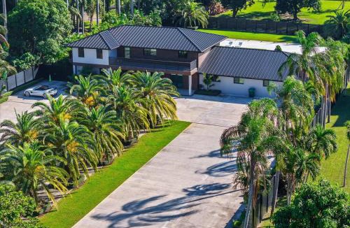 Golden Glades House | Luxury 6BR Estate with Heated Pool and Huge Parking