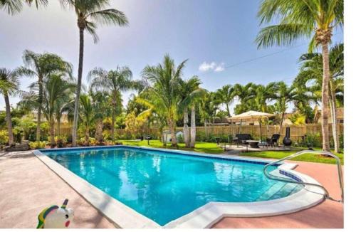 Boynton Beach House | Luxury 8BR Entire Mini-Resort with Heated Pool, Tiki Bar - Tropical Paradise Near Beach!