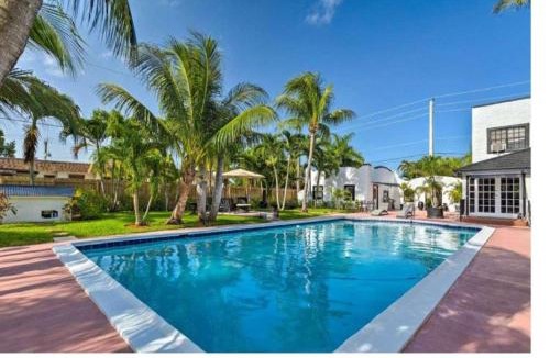 Boynton Beach House | Luxury 8BR Entire Mini-Resort with Heated Pool, Tiki Bar - Tropical Paradise Near Beach!