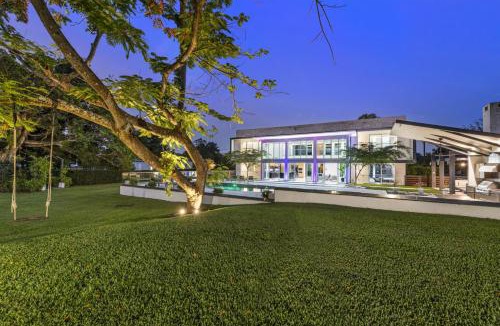 Southwest Ranches House | Luxury 9-Bedroom Villa in Southwest Ranches with Private Pool, Jacuzzi, and Movie Theater, Sleeps 20