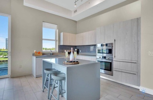 Hollywood South Central Beach Apartment | Luxury Amenities: Infinity Pool+ Gym+ Hot Tub