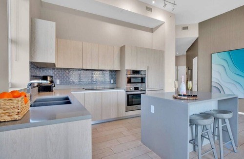 Hollywood South Central Beach Apartment | Luxury Amenities: Infinity Pool+ Gym+ Hot Tub