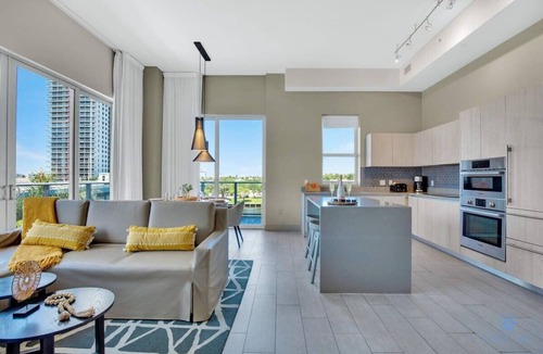 Hollywood South Central Beach Apartment | Luxury Amenities: Infinity Pool+ Gym+ Hot Tub