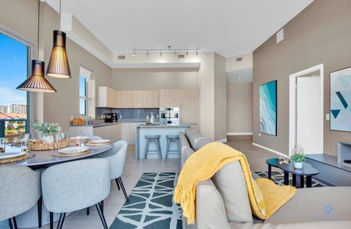 Hollywood South Central Beach Apartment | Luxury Amenities: Infinity Pool+ Gym+ Hot Tub