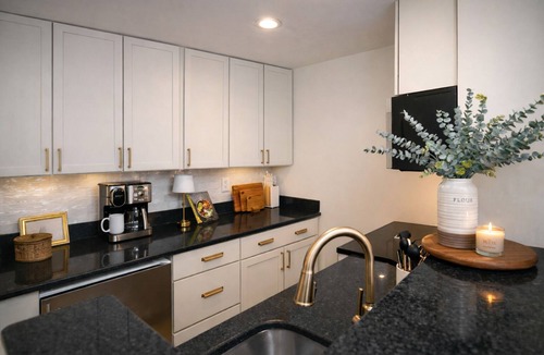 Eastport Condo | Luxury Annapolis condo, fully remodeled, rooftop pool & marina, free parking, 0.3 mi to downtown. Perfect for Navy games, Academy visits, or a waterfront getaway.