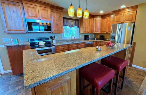 Edray Cabin | Luxury at Snowshoe | Jacuzzi Mountain Views + Arcade