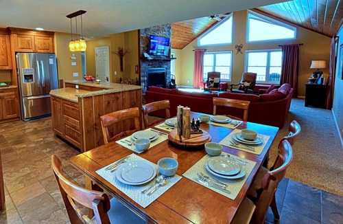Edray Cabin | Luxury at Snowshoe | Jacuzzi Mountain Views + Arcade