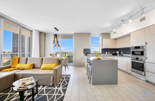 Hollywood South Central Beach Apartment | Luxury| Balcony Front Intercostal|Amazing Pools