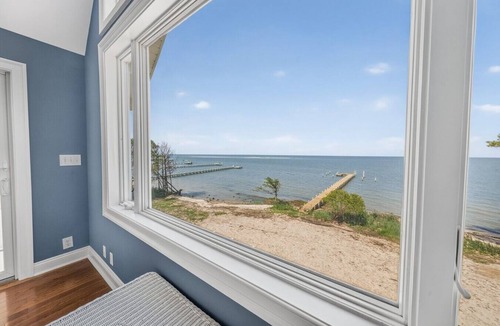 Diggs House | Luxury Bayfront Retreat/Private Beach, Pier & panoramic water views