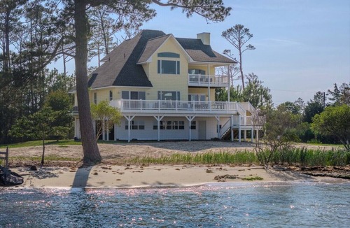 Diggs House | Luxury Bayfront Retreat/Private Beach, Pier & panoramic water views