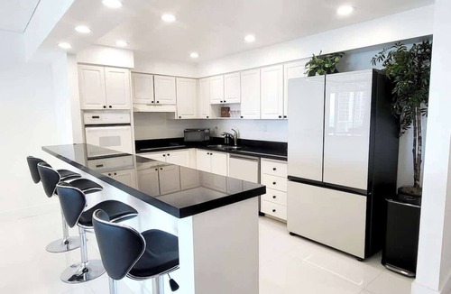 Sunny Isles Beach Condo | Luxury Beach & City View Condo 5 min walk to beach