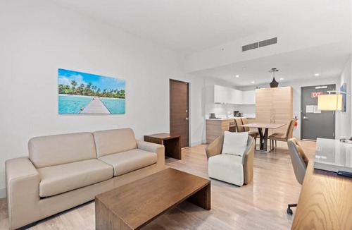 Hollywood Condo | Luxury Beachside Condo with Bathtub - CS23