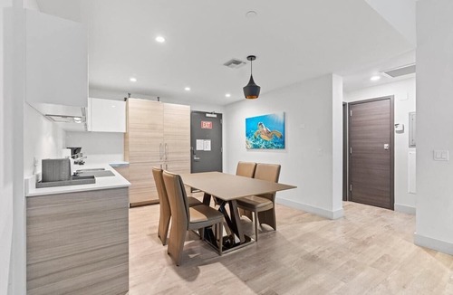 Hollywood Condo | Luxury Beachside Condo with Bathtub - CS23