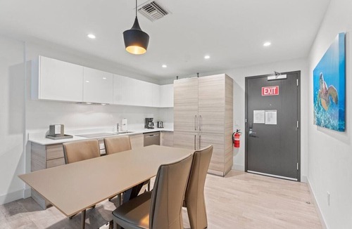 Hollywood Condo | Luxury Beachside Condo with Bathtub - CS23