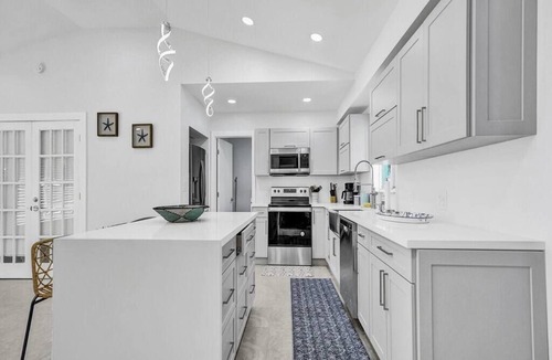 Lake Ridge House | Luxury & Comfy Pool Getaway ~ Mins to Beaches & DT